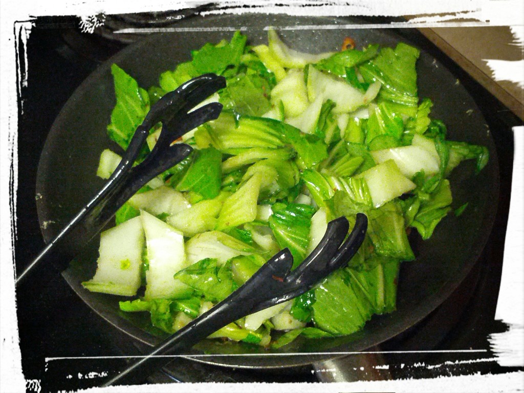 Stir-frying up the whole mess. Greens, get into mah belleh! 