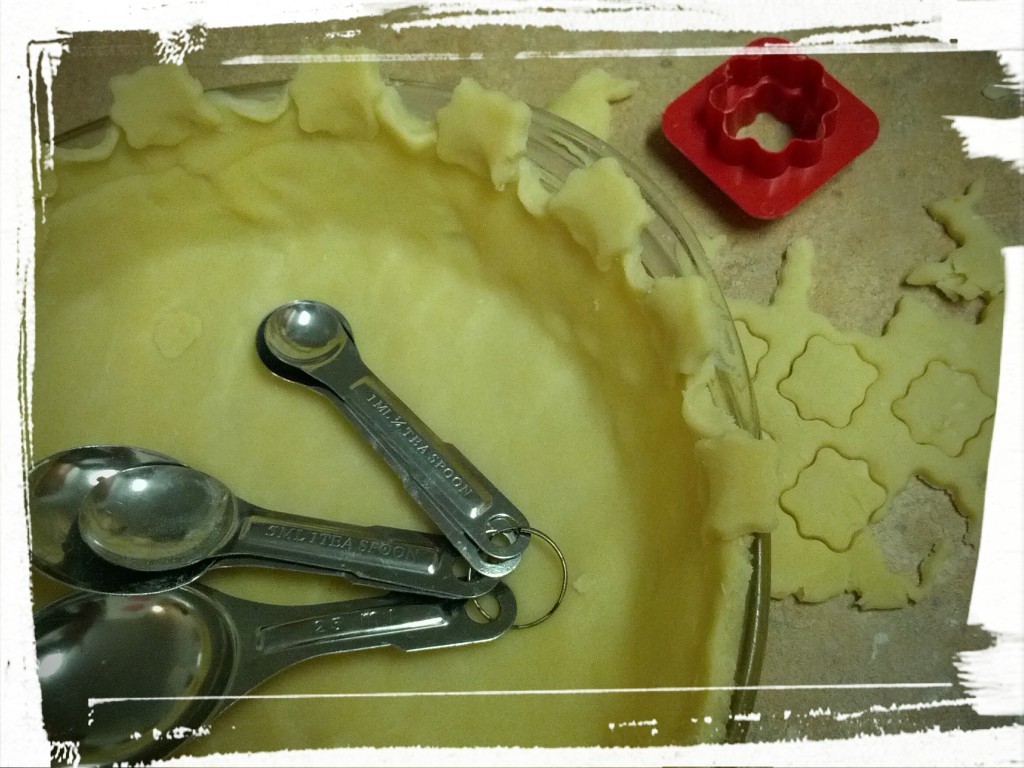 That's some fancy edging, 'yo! Using my vintage Tupperware cookie cutter. 